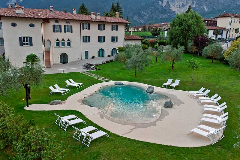 Residence with Pool on Lake Garda